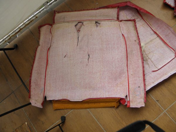 fekete rózsás fotel előtte varrás