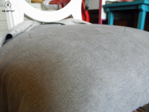 szürek fehér szék gombostűzés