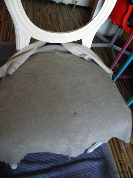 szürke fehér szék gombostűzés 2