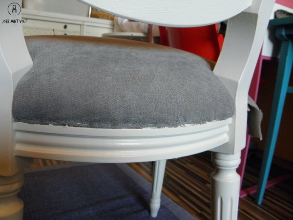 szürke fehér szék hátul készen