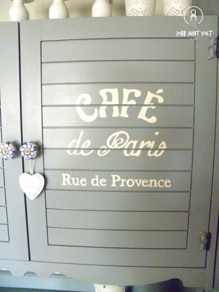 szürke festett tálaló felirat