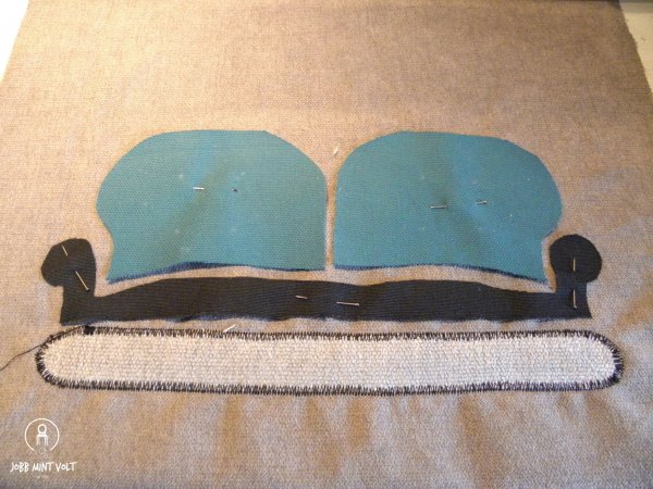 bútoros párna feltűzve