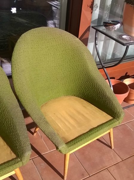 kagyló fotel előtte