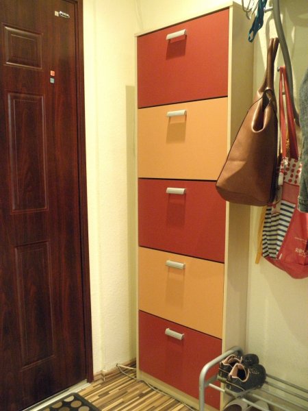 cipősszekrény előtte 2