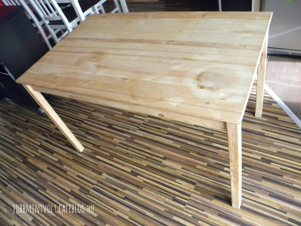 konzol asztal előtte