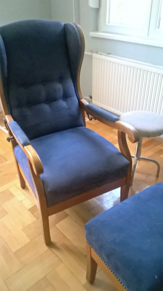 fotel és puff előtte