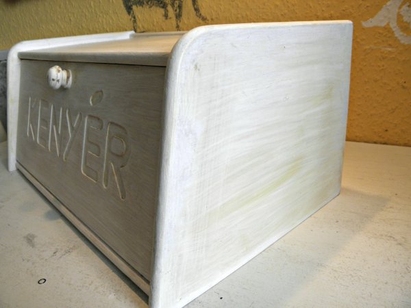 kenyértartó előtte 2