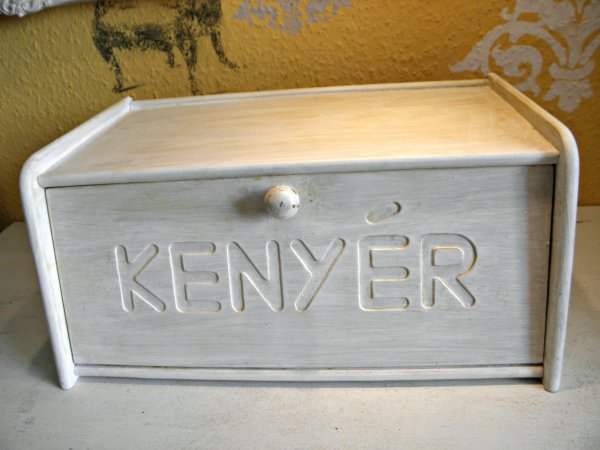 kenyértartó előtte